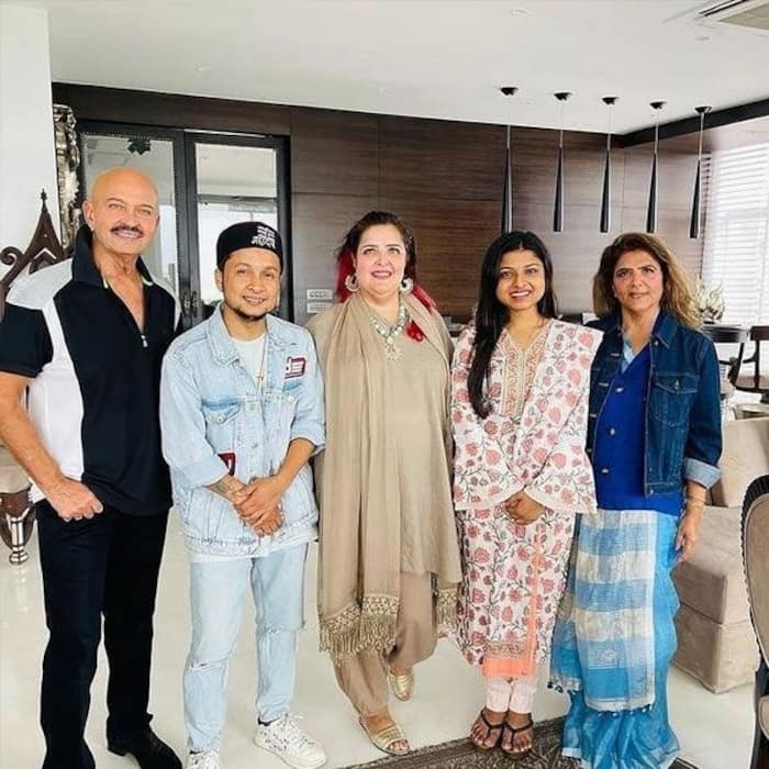 Pawandeep-Arunita with Hrithik Roshan's family