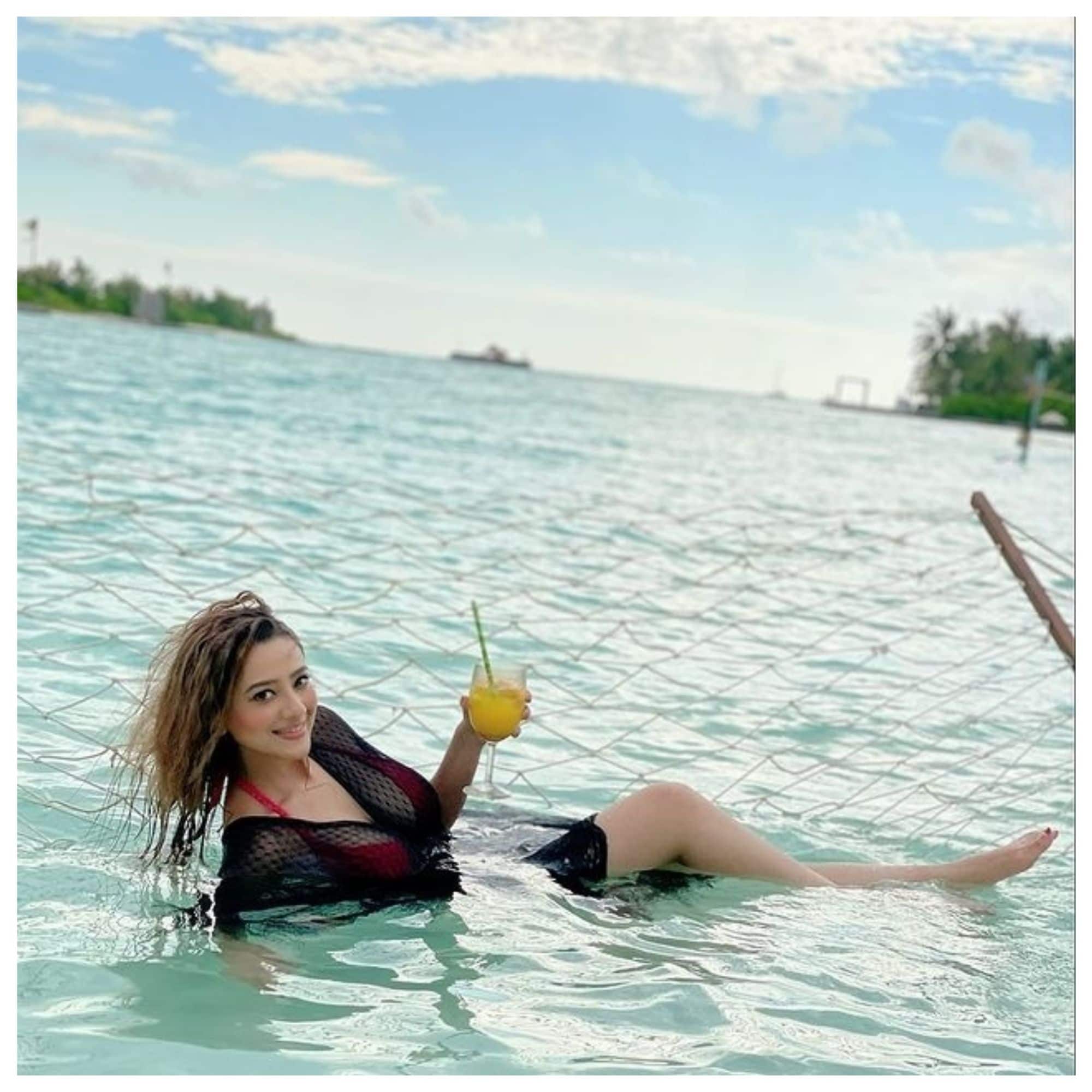 Anumapaa फेम Madalsa Sharma ने ब्लैक बिकिनी पहनकर लगाई फैंस के दिलों में आग