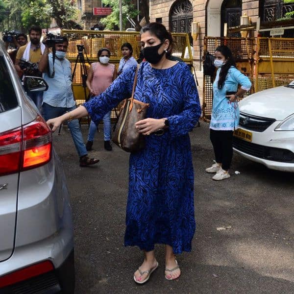 एनसीबी ऑफिस से निकलते ही सीधे कार की ओर गईं Pooja Dadlani