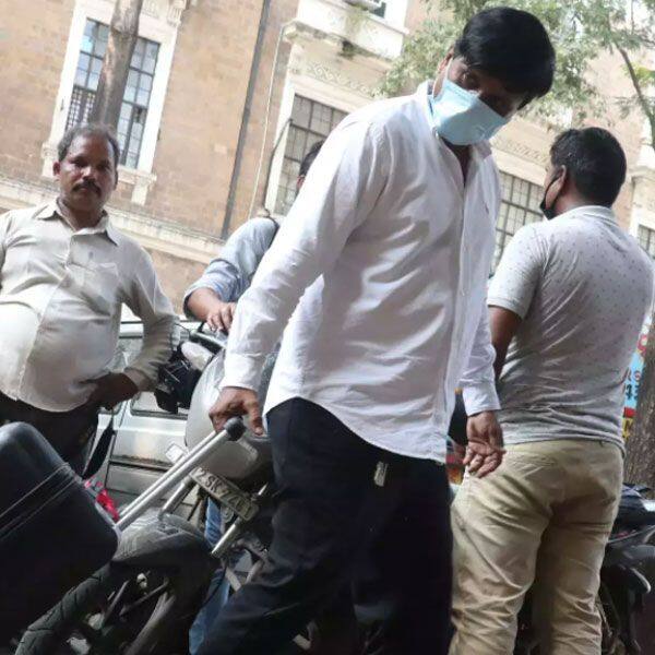 Aryan Khan, Shah Rukh Khan, SRK, Shah Rukh, King Khan, Baadhshah of Bollywood, Gauri Khan, Shah Rukh Khan's staff delivers tiffin boxes and other amenities to Aryan Khan, Shah Rukh Khan's staff spotted outside NCB office with suitcase, aryan khan case,mumbai rave party case,aryan khan drug case,ncd custody,mumbai drug case,ncb officer,Aryan Khan custody,Shah Rukh Khan son,movie star Shah Rukh Khan,ncb drug case updates,aryan khan bail,cruise ship drug case,Mumbai cruise drugs case, Bollywood superstar son,Satish L Maneshinde,Lawyer in Mumbai,celeb lawyer,lawyer Satish L Maneshinde,criminal lawyer, Aryan Khan arrest, Aryan Khan arrested, Aaryan Khan arrest, Aaryan Khan arrested, Shah Rukh Khan's son arrest, Shah Rukh Khan son arrest, Shah Rukh Khan's son arrested, Shah Rukh Khan son arrested, Shah Rukh Khan's son Aryan Khan arrest, Shah Rukh Khan son Aryan Khan arrest, Shah Rukh Khan's son Aryan Khan arrested, Shah Rukh Khan son Aryan Khan arrested, Shah Rukh Khan's son Aaryan Khan arrest, Shah Rukh Khan son Aaryan Khan arrest, Shah Rukh Khan's son Aaryan Khan arrested, Shah Rukh Khan son Aaryan Khan arrested, Crusie Ship drug bust, Bollywood druggists, Bollywood druggies, Bollywood drug gang, drug mafia, Bollywood drug mafia, Bollywood drug news, drug gang, drug news, drugs, NCB drug bust, NCB office, Aryan Jhan drugs, Aryan Jhan drug bust, Aryan Jhan drug case, Aaryan Jhan drugs, Aaryan Jhan drug bust, Aaryan Jhan drug case, NCB arrests Aryan Khan, NCB arrested Aryan Khan, Aryan Khan arrested by NCB, NCB arrests Aaryan Khan, NCB arrested Aaryan Khan, Aaryan Khan arrested by NCB, Aryan Khan cruise ship, Aryan Khan cruise ship drugs, Aryan Khan cruise ship drug bust, Aaryan Khan cruise ship, Aaryan Khan cruise ship drugs, Aaryan Khan cruise ship drug bust, NCB cruise ship drug bust, NCB Aaryan Khan cruise ship drug bust, Arbaaz Merchant, Others arrested with Aryan Khan in drug bust, Others arrested with Aryan Khan in cruise ship drug bust, Others arrested with Aaryan Khan in drug bust, Others arrested with Aaryan Khan in cruise ship drug bust, SRK's son arrest, SRK son arrest, SRK's son arrested, SRK son arrested, SRK's son Aryan Khan arrest, SRK son Aryan Khan arrest, SRK's son Aryan Khan arrested, SRK son Aryan Khan arrested, SRK's son Aaryan Khan arrest, SRK son Aaryan Khan arrest, SRK's son Aaryan Khan arrested, SRK son Aaryan Khan arrested, SRK's son, SRK's son Aryan Khan, SRK son, SRK son Aryan Khan, SRK Aryan Khan, Aryan Khan SRK, Shah Rukh Khan Aryan Khan, Aryan Khan Shah Rukh Khan, SRK Aryan Khan pics, Aryan Khan SRK pics, Shah Rukh Khan Aryan Khan pics, Aryan Khan Shah Rukh Khan pics, SRK Aryan Khan pics, Aryan Khan SRK pics, Shah Rukh Khan Aryan Khan pics, Aryan Khan Shah Rukh Khan pics, SRK Aryan Khan pictures, Aryan Khan SRK pictures, Shah Rukh Khan Aryan Khan pictures, Aryan Khan Shah Rukh Khan pictures, SRK Aryan Khan pictures, Aryan Khan SRK pictures, Shah Rukh Khan Aryan Khan pictures, Aryan Khan Shah Rukh Khan pictures, SRK's son Aaryan Khan arrest, SRK son Aaryan Khan arrest, SRK's son Aaryan Khan arrested, SRK son Aaryan Khan arrested, SRK's son AAaryan Khan arrest, SRK son AAaryan Khan arrest, SRK's son AAaryan Khan arrested, SRK son AAaryan Khan arrested, SRK's son, SRK's son Aaryan Khan, SRK son, SRK son Aaryan Khan, SRK Aaryan Khan, Aaryan Khan SRK, Shah Rukh Khan Aaryan Khan, Aaryan Khan Shah Rukh Khan, SRK Aaryan Khan pics, Aaryan Khan SRK pics, Shah Rukh Khan Aaryan Khan pics, Aaryan Khan Shah Rukh Khan pics, SRK Aaryan Khan pics, Aaryan Khan SRK pics, Shah Rukh Khan Aaryan Khan pics, Aaryan Khan Shah Rukh Khan pics, SRK Aaryan Khan pictures, Aaryan Khan SRK pictures, Shah Rukh Khan Aaryan Khan pictures, Aaryan Khan Shah Rukh Khan pictures, SRK Aaryan Khan pictures, Aaryan Khan SRK pictures, Shah Rukh Khan Aaryan Khan pictures, Aaryan Khan Shah Rukh Khan pictures, Bollywood, Bollywood news, Bollywood updates, Bollywood films, Bollywood movies, Bollywood film news, Bollywood movie news, Bollywood film updates, Bollywood movie updates, Bollywood actor, Bollywood actress, Bollywood songs, Bollywood film songs, Bollywood movie songs, Bollywood music, Bollywood film music, Bollywood movie music, Bollywood stars, Bollywood throwback, Bollywood throwback news, Bollywood trivia, Bollywood trivia news, Bollywood celebs, Bollywood celeb news, ott, ott news, ott updates, ott platform, ott platforms, ott series, ott web series, ott show, ott shows, ott actor, ott actress, web series, web series news, web series updates, web series actor, web series actress, entertainment, entertainment news, entertainment updates