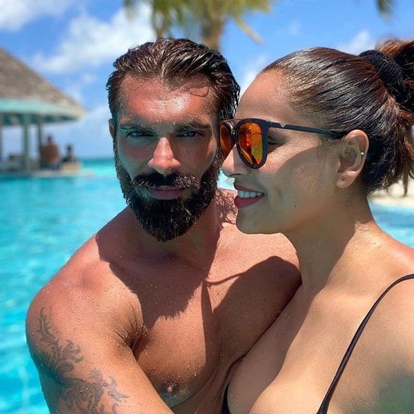Beach time for Bipasha Basu and Karan Singh Grover