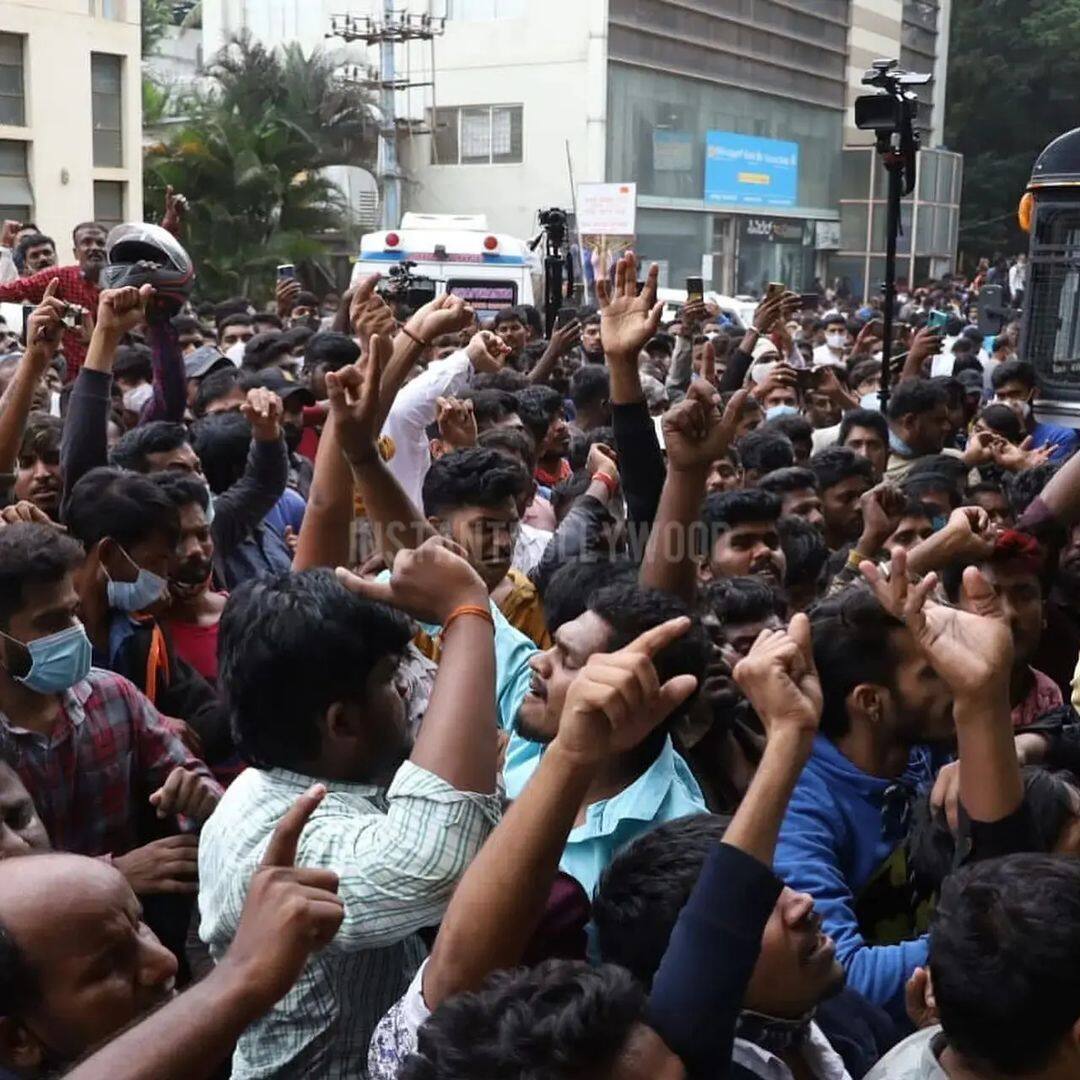 Puneeth Rajkumar के अंतिम दर्शन के लिए लगी भीड़