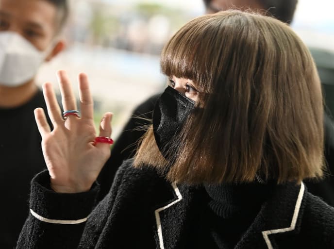 Blackpink star leaves French airport with LVMH billionaire