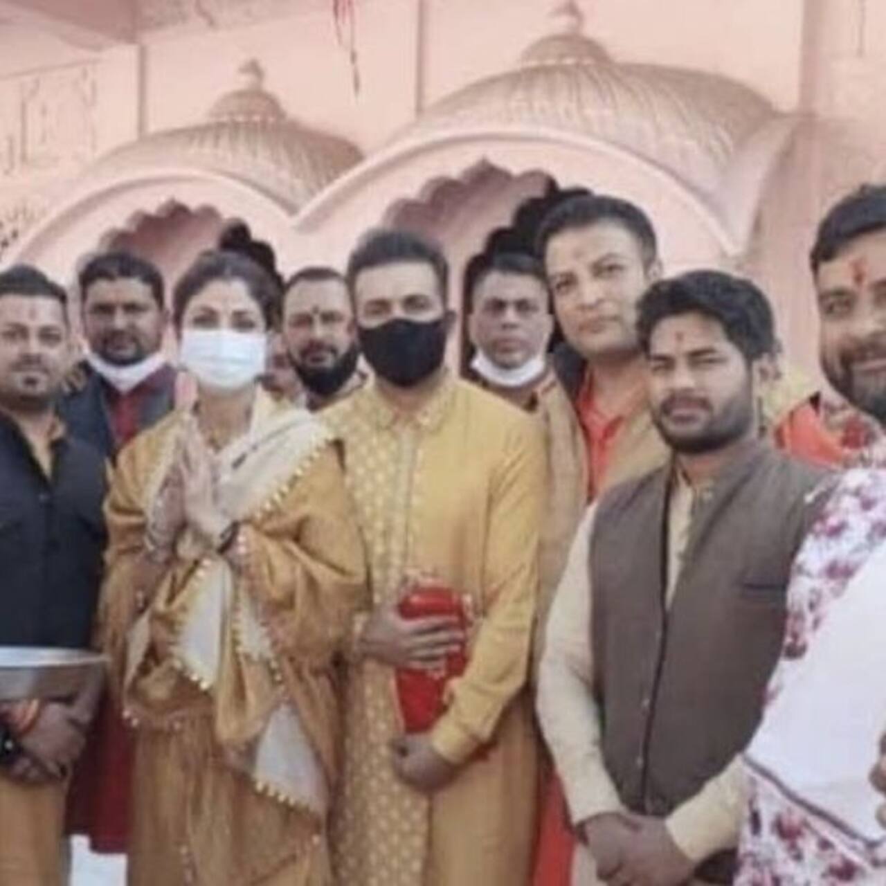पत्नी Shilpa Shetty के साथ मंदिर पहुंचे Raj Kundra