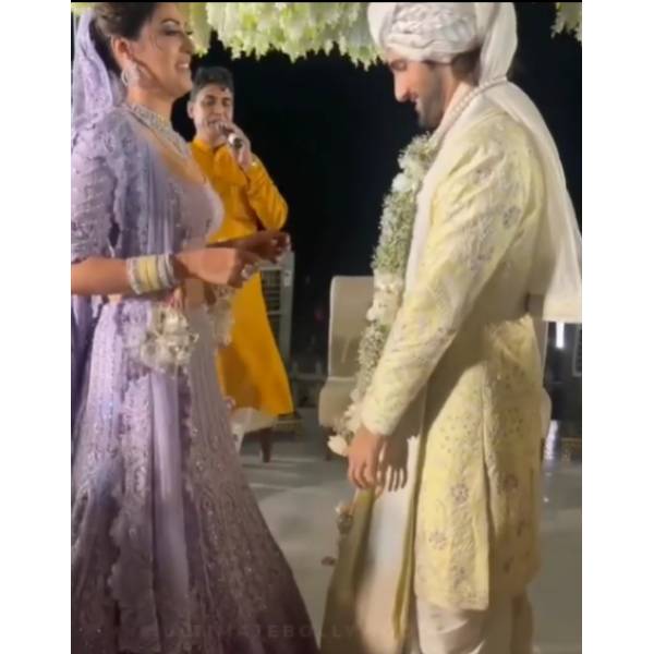 शादी के मंडप में एक दूसरे के निहारते दिखे Anushka Ranjan-Aditya Seal