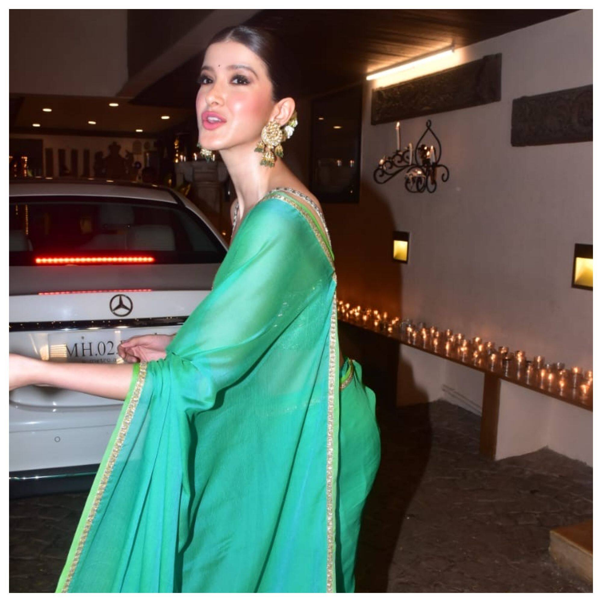 Shanaya Kapoor ने पहनी हरी साड़ी