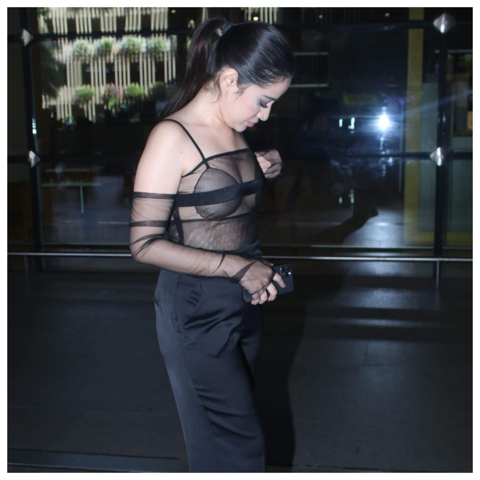 कैमरे के सामने खिसक गई Urfi Javed की ड्रेस