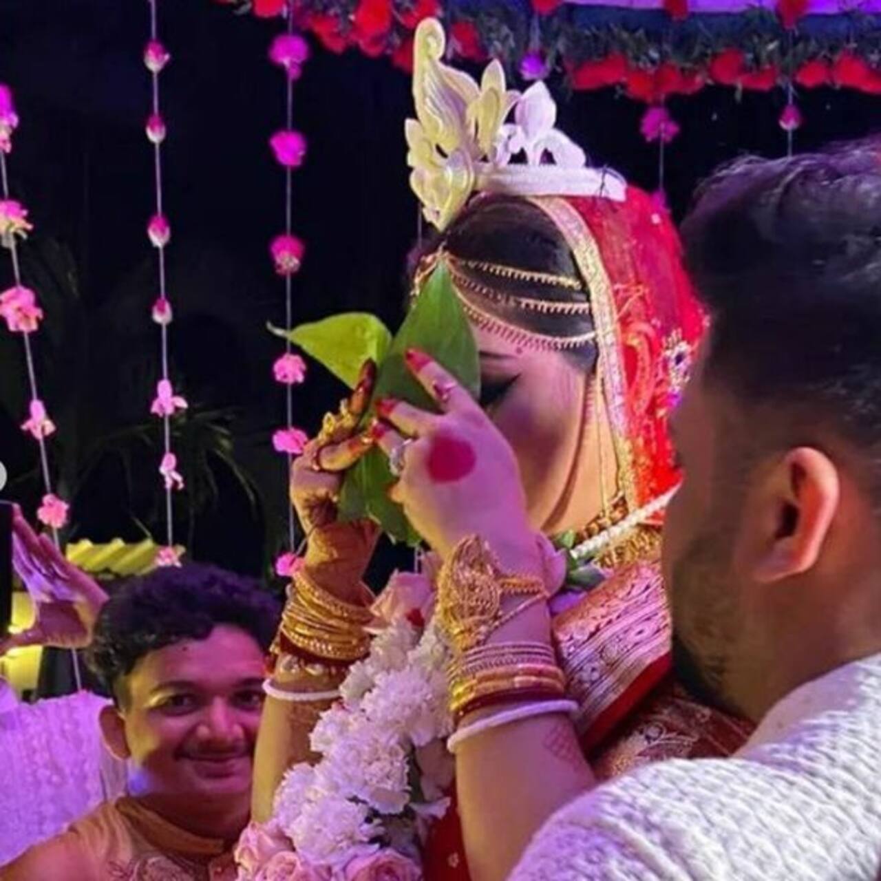 बंगाली दुल्हन बनी थीं पूजा बनर्जी (Puja Banerjee)
