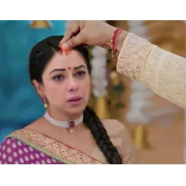 Anuj fills sindoor on Anupamaa's forehead