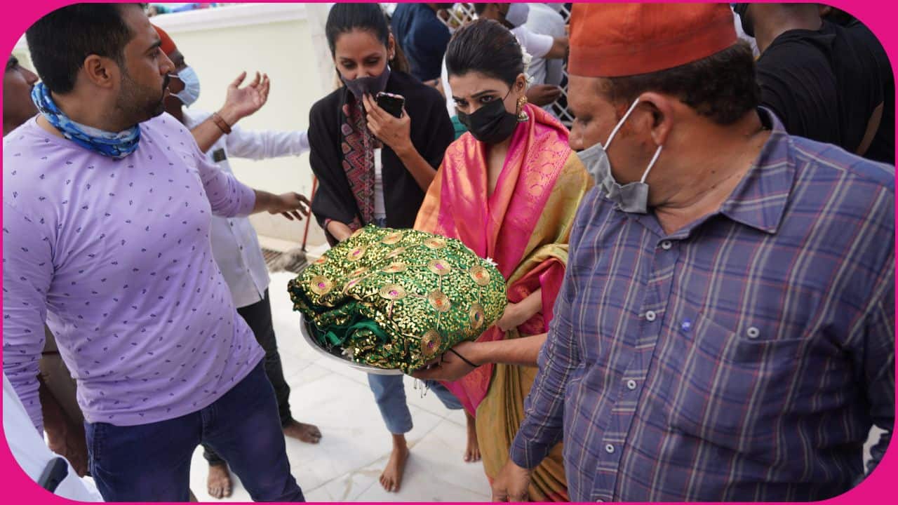 दरगाह पर चादर लेकर पहुंची Samantha Ruth Prabhu