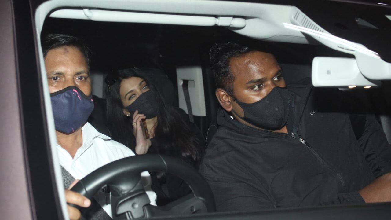 कार में बैठकर Aishwarya Rai Bachchan हुईं घर रवाना