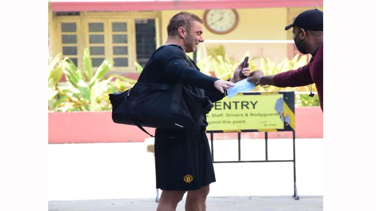 जिम के बाहर दिखे Sohail Khan