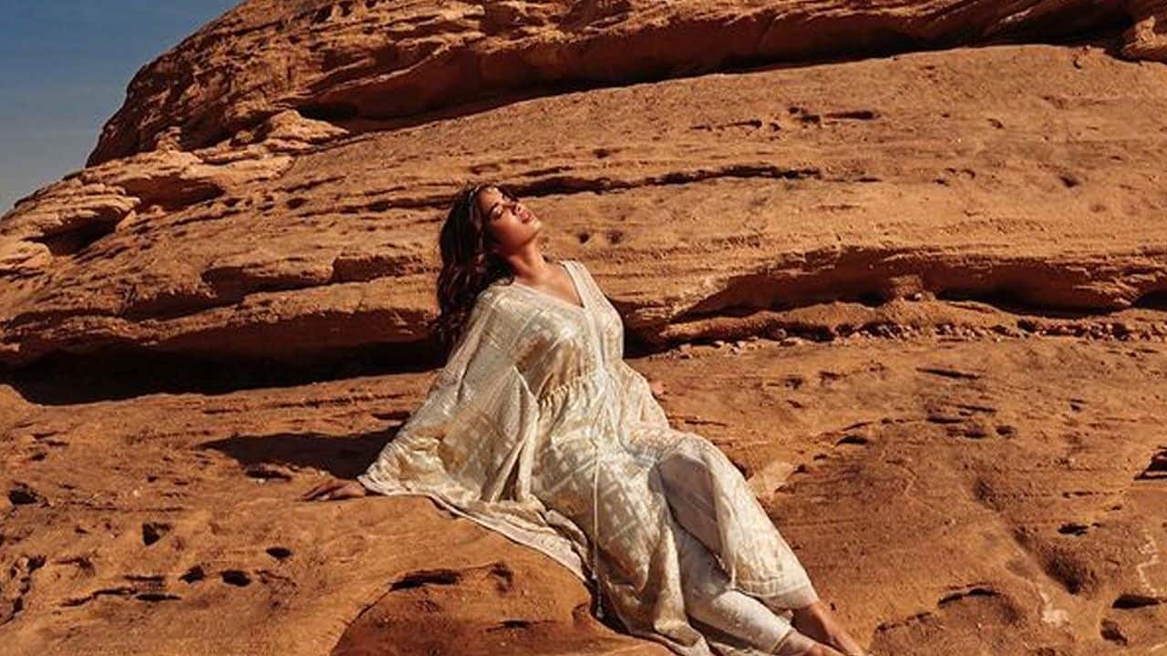 Janhvi Kapoor stuns in the middle of a desert