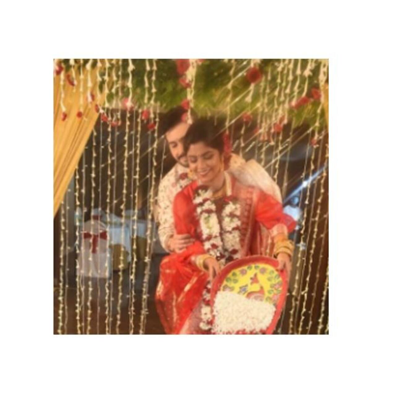 शादी की रस्में निभाते दिखे सायंतनी घोष (Sayantani Ghosh) और अनुराग तिवारी (Anugrah Tiwari)