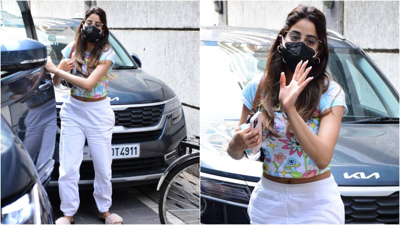 Janhvi kapoor clicked in the city