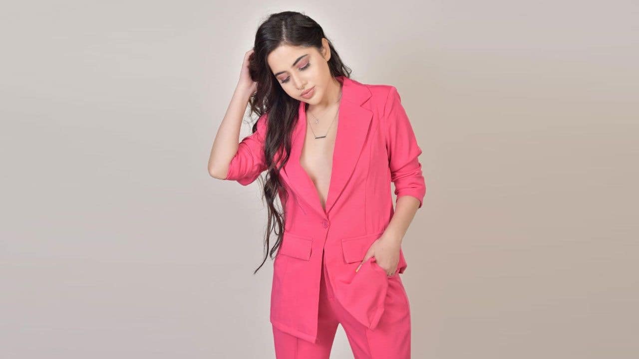 जुल्फों को संवारती दिखीं Urfi Javed