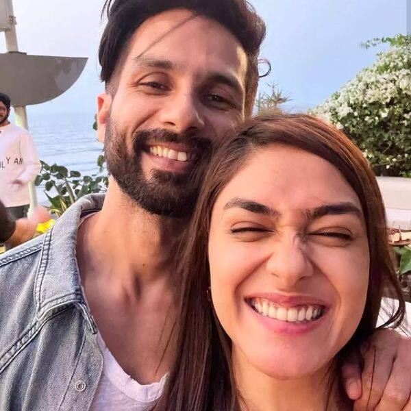 Jersey actors Shahid Kapoor and Mrunal Thakur are all smiles as they clicked a selfie