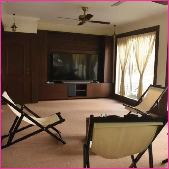 Nawazuddin Siddiqui के घर के इस कमरे में हैं एंटीक कुर्सियां