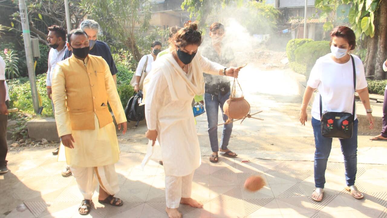 Raveena Tandon takes part in rituals