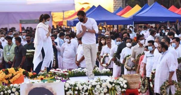 Shah Rukh Khan trends as he pays his last respects to Lata Mangeshkar; ‘This is what India represents’ say fans