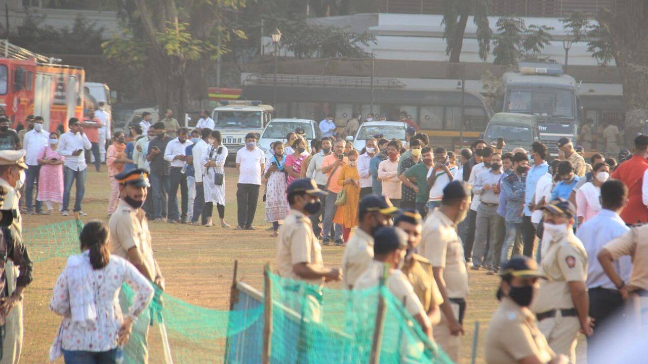 Thousands cued for Lata Mangeshkar's funeral