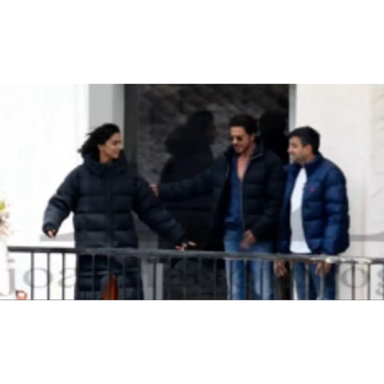 pathaan-deepika-padukone-shows-middle-finger-to-paps-while-chilling