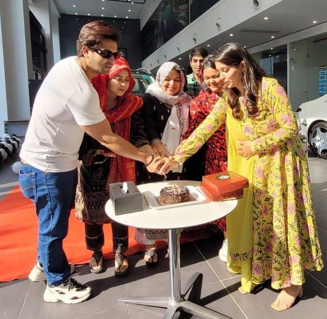 Dipika और Shoaib ने परिवार के साथ मनाई कार आने की खुशी