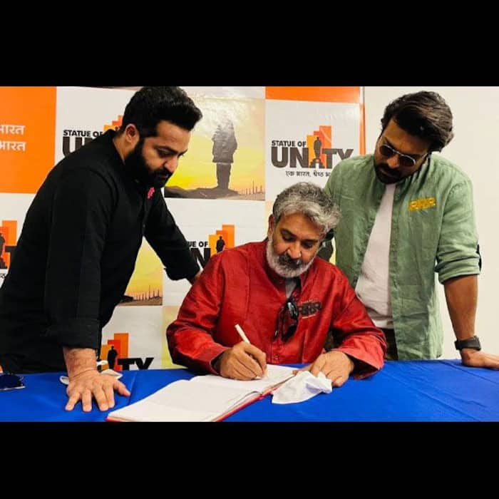 RRR team signs autographs