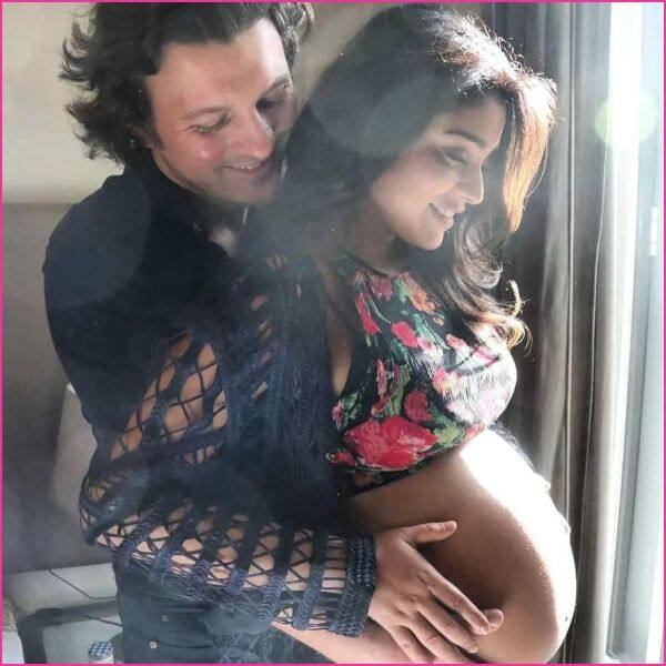 Shriya Saran ने फ्लॉन्ट किया बेबी बंप