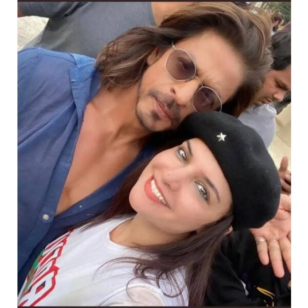 Shah Rukh Khan obliging for selfies