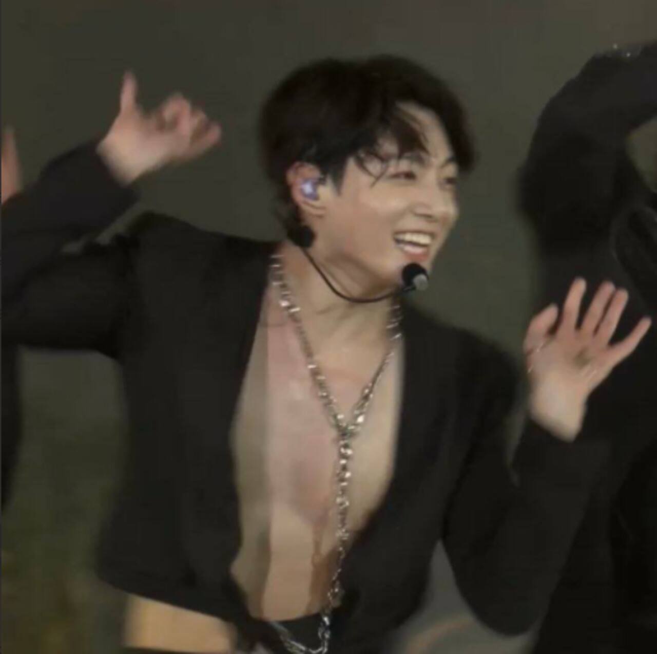 Bts Ptd In Seoul Day 3 Jungkook Laughs Off The Exposé Of His Toned Chest After Button Rips Off