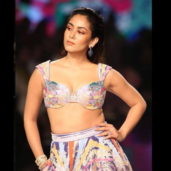 रैंप पर Mira Kapoor ने दिखाया पूरा टशन