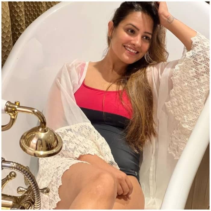 अनीता हसनंदानी ने बाथटब में लेटकर मारे पोज