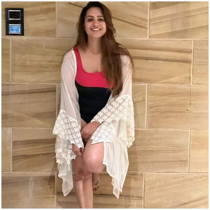 नागिन 3 स्टार अनीता हसनंदानी ने बाथरूम में ही कर डाला फोटोशूट