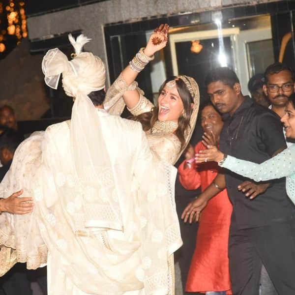 Ranbir Kapoor Alia Wedding: आलिया को गोद में लेकर मीडिया से मिलने पहुंचे  रणबीर, फैंस बोले 'सुहागरात से पहले ही...'