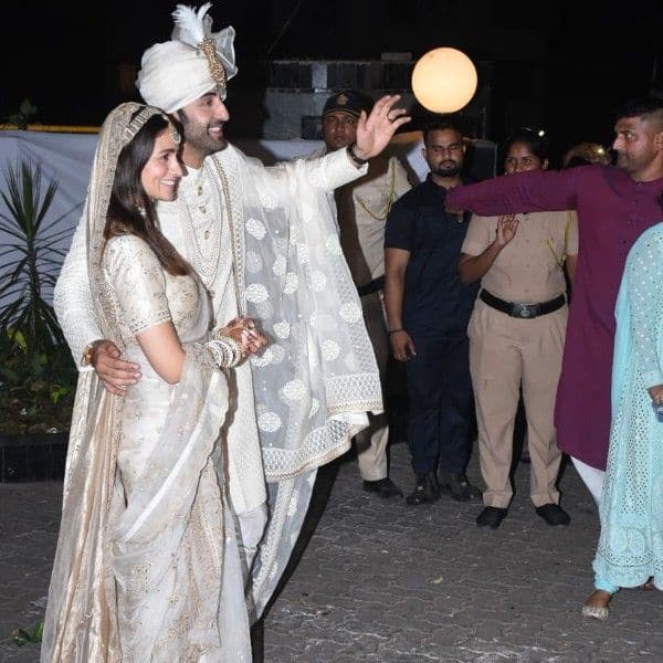 Alia Ranbir Wedding: Mr. एंड Mrs. कपूर बन बाहर निकले रणबीर-आलिया, हाथ में हाथ  थामकर दिखाया रोमांटिक अंदाज