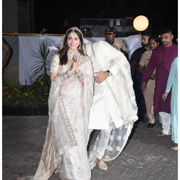 Alia Ranbir Wedding: Mr. एंड Mrs. कपूर बन बाहर निकले रणबीर-आलिया, हाथ में हाथ  थामकर दिखाया रोमांटिक अंदाज