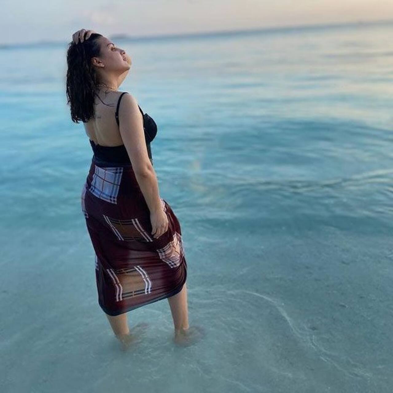 Bigg Boss 13 Fame Himanshi Khurana Looks Drop Dead Gorgeous In Unfiltered Beach Side Photos 