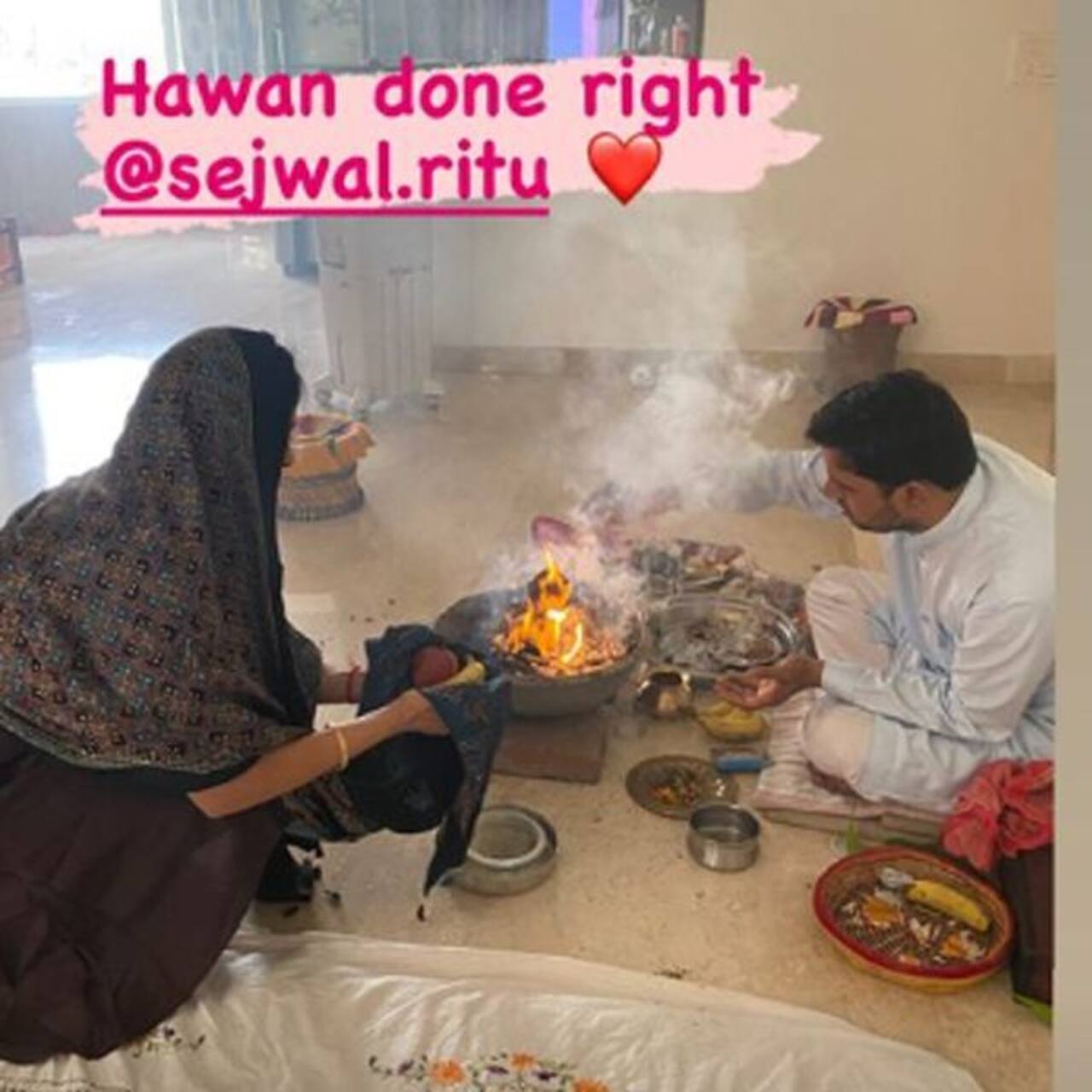 पूजा बनर्जी की सासूमां ने करवाया हवन