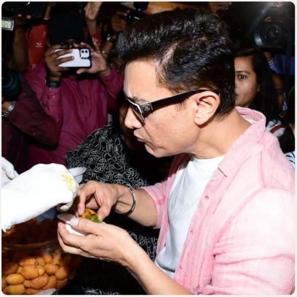 लड़कियों की तरह चटखारे लेकर गोल गप्पे खाते दिखे आमिर खान