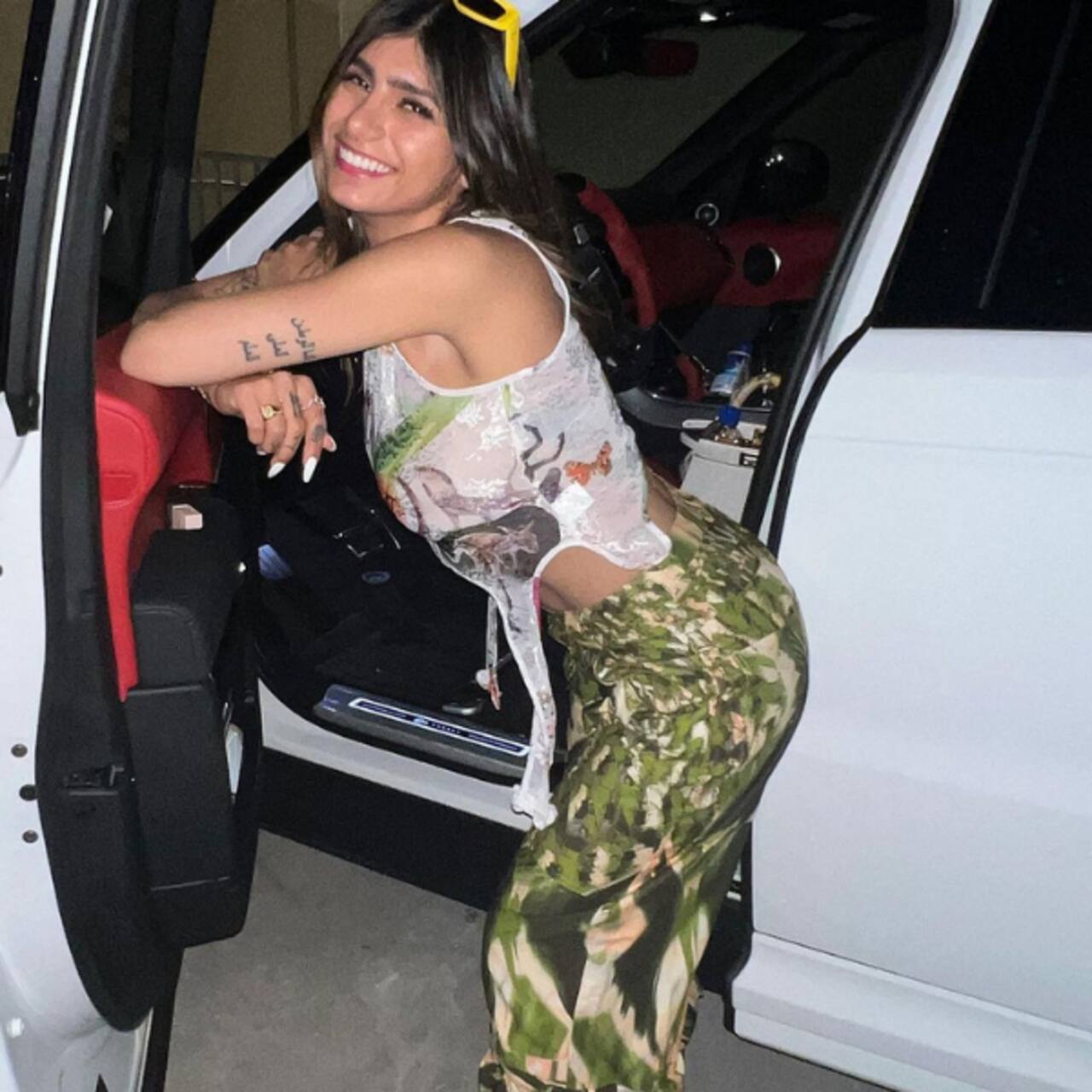 मिया खलीफा ने पहनी ट्रांसपेरेंट ड्रेस