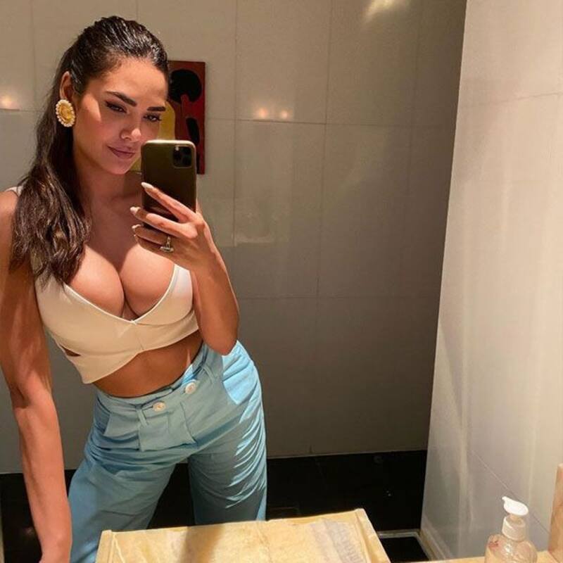 Esha Gupta gives the likes of Kim Kardashian a run for their money with her latest mirror selfie
