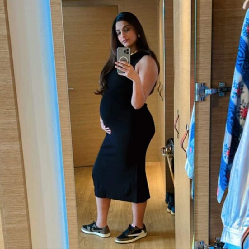 ब्लैक ड्रेस में सेल्फी लेते हुए Sonam Kapoor ने फ्लॉन्ट किया बेबी बंप, फैंस बोले 'ध्यान रखो अपना...'