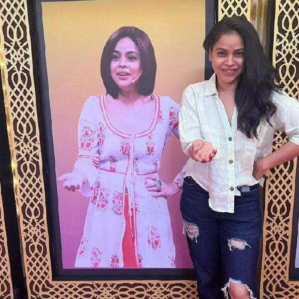 Sumona clicks a picture with a standee of Bhoori