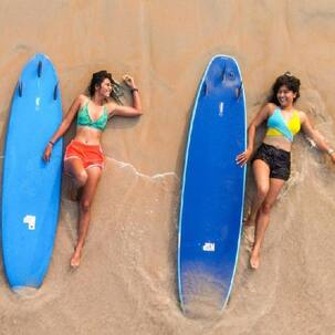 TMKOC की एक्स सोनू ने बीच पर लेटकर दिया पोज, लहरों के बीच अठखेलियां करती दिखीं एक्ट्रेस