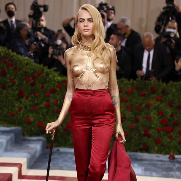 Cara Delevingne shows off her gold-painted body