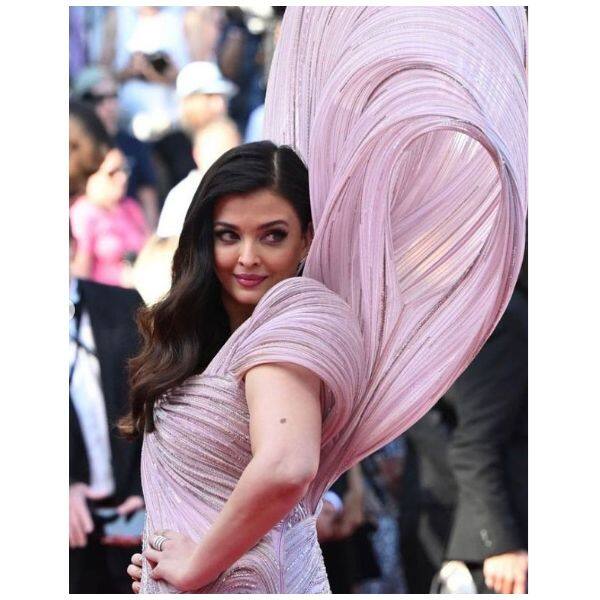 ट्रोलर्स ने उड़ाई ऐश्वर्या राय (Aishwarya Rai Bachchan) के कांस लुक की धज्जियां