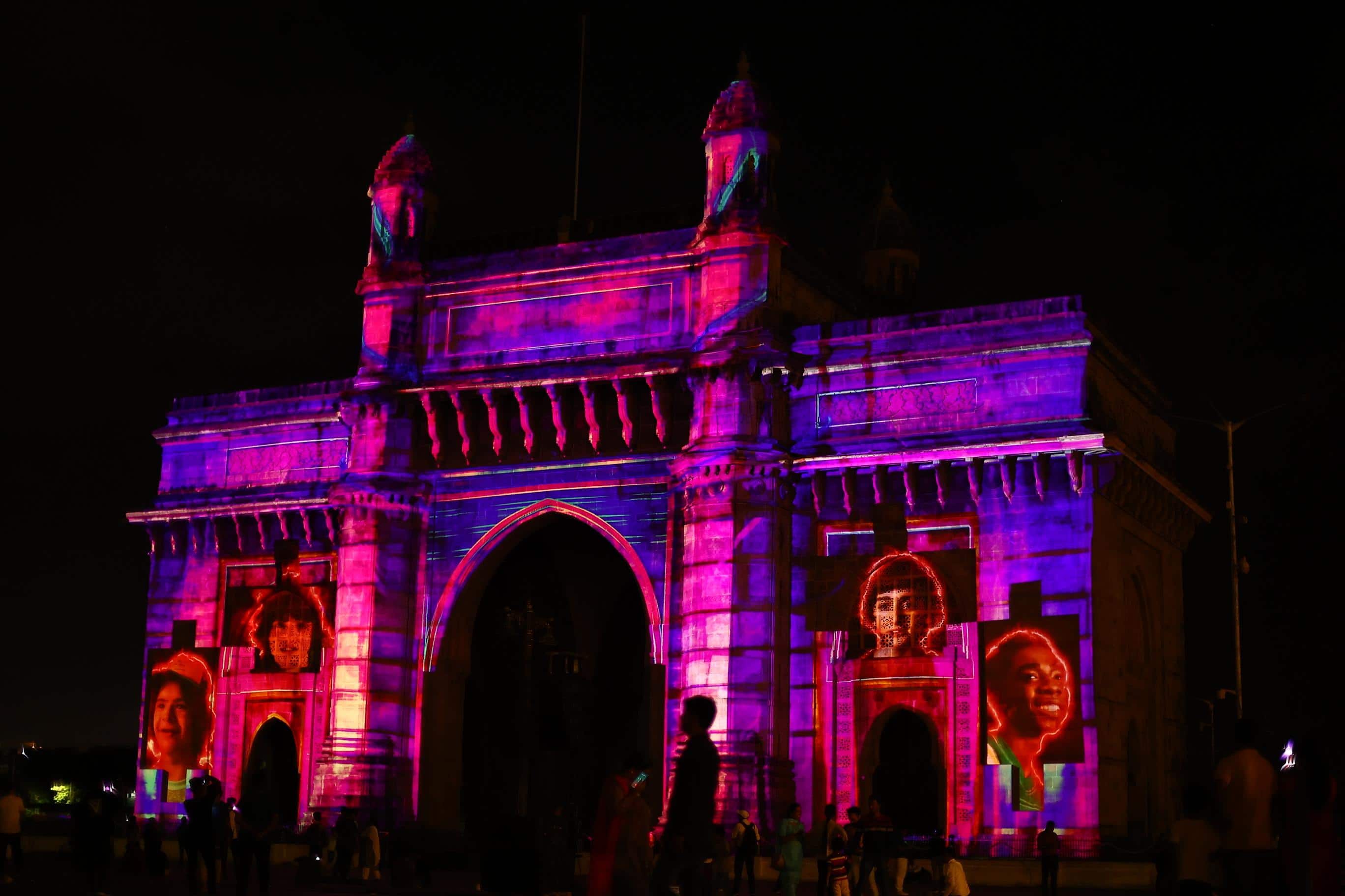 Mumbai'nin Hindistan Geçidi, web dizisinin piyasaya sürülmesini işaretlemek için aydınlandı