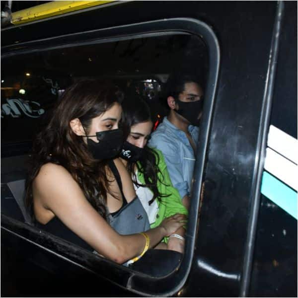 Janhvi Kapoor, Sara Ali Khan, Ibrahim Ali Khan in taxi