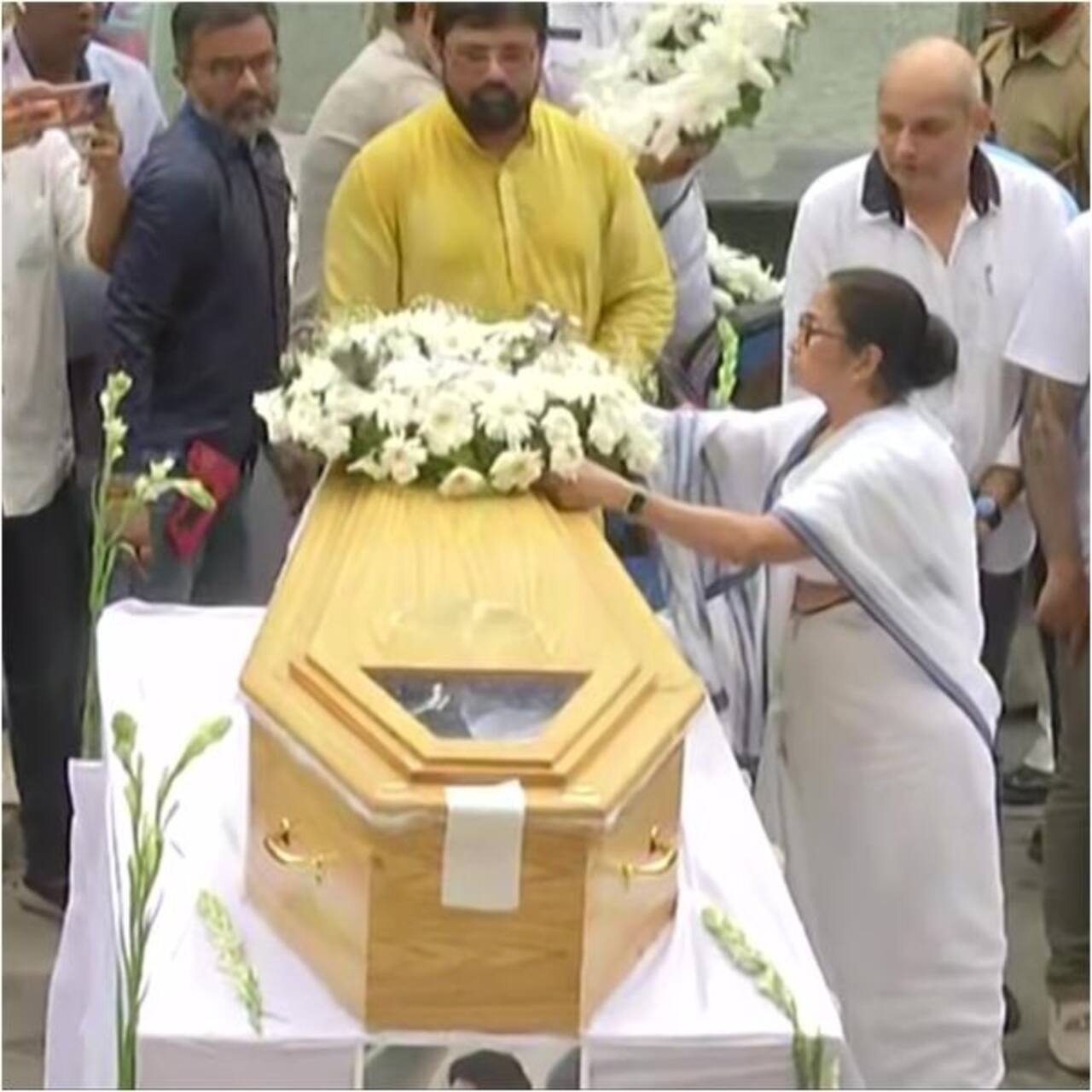 KK's funeral Son looks distraught, wife breaks down, Mamata Banerjee